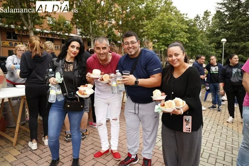 Pizarrales disfruta de una gran comida por sus fiestas patronales | FOTOS: David Sañudo