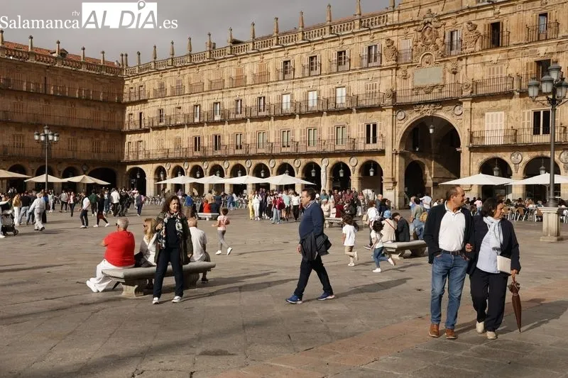 Salmantinos y turistas llenan el centro de Salamanca desafiando al tiempo  | FOTOS: David Sañudo