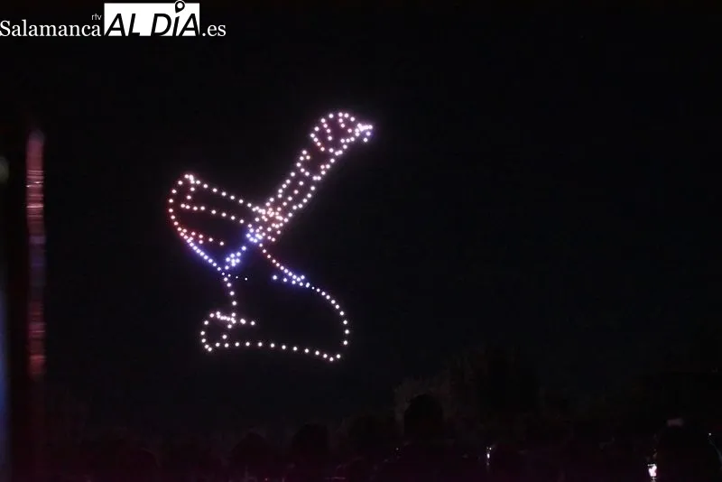 Más de 200 drones crean espectaculares figuras sobre el cielo de Salamanca | FOTOS: Vanesa Martins 