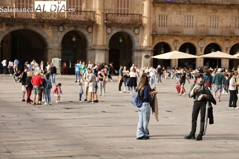 Salmantinos y turistas llenan el centro de Salamanca desafiando al tiempo  | FOTOS: David Sañudo