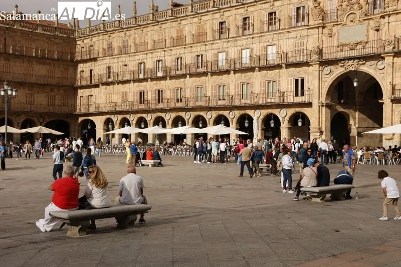 Salmantinos y turistas llenan el centro de Salamanca desafiando al tiempo  | FOTOS: David Sañudo