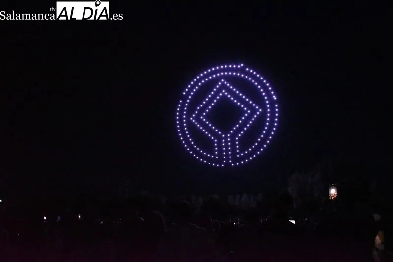 Más de 200 drones crean espectaculares figuras sobre el cielo de Salamanca | FOTOS: Vanesa Martins 