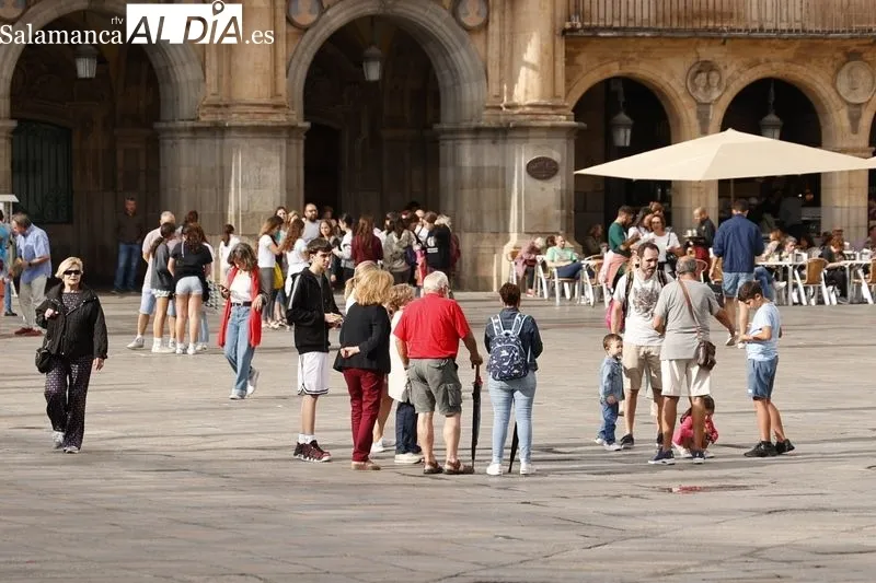 Salmantinos y turistas llenan el centro de Salamanca desafiando al tiempo  | FOTOS: David Sañudo