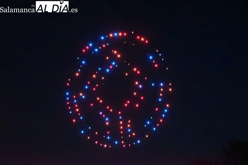 Más de 200 drones crean espectaculares figuras sobre el cielo de Salamanca | FOTOS: Vanesa Martins 