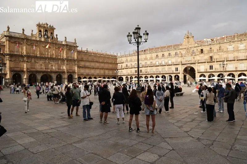 Salmantinos y turistas llenan el centro de Salamanca desafiando al tiempo  | FOTOS: David Sañudo