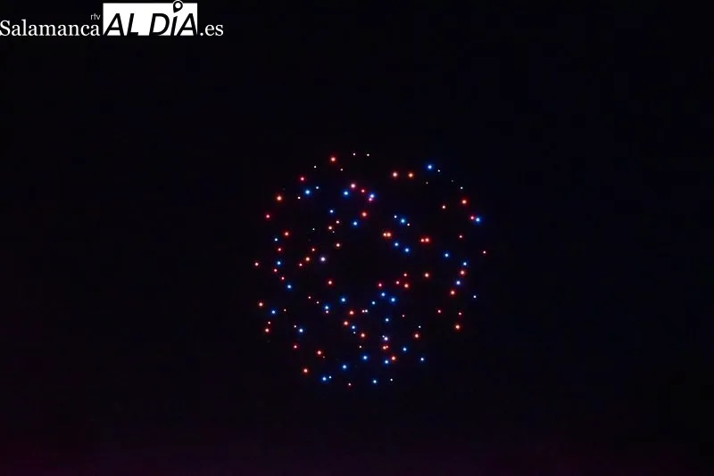 Más de 200 drones crean espectaculares figuras sobre el cielo de Salamanca | FOTOS: Vanesa Martins 