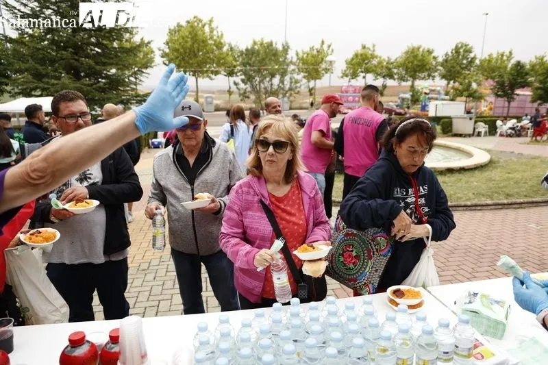 Pizarrales disfruta de una gran comida por sus fiestas patronales | FOTOS: David Sañudo
