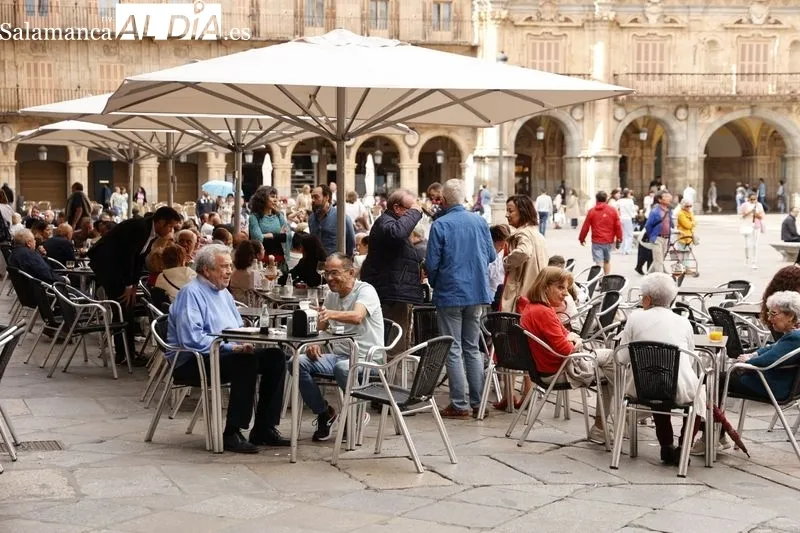 Salmantinos y turistas llenan el centro de Salamanca desafiando al tiempo  | FOTOS: David Sañudo