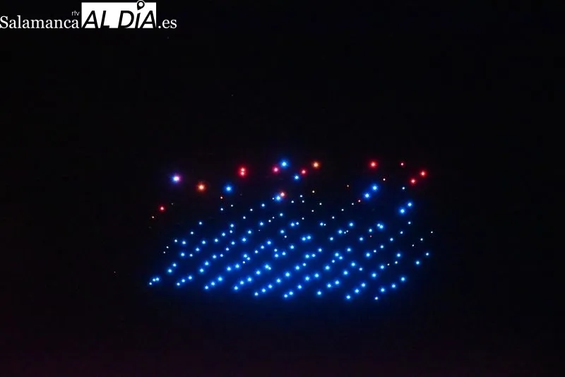 Más de 200 drones crean espectaculares figuras sobre el cielo de Salamanca | FOTOS: Vanesa Martins 