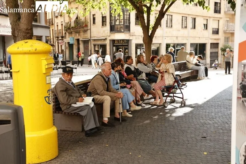 Salmantinos y turistas llenan el centro de Salamanca desafiando al tiempo  | FOTOS: David Sañudo