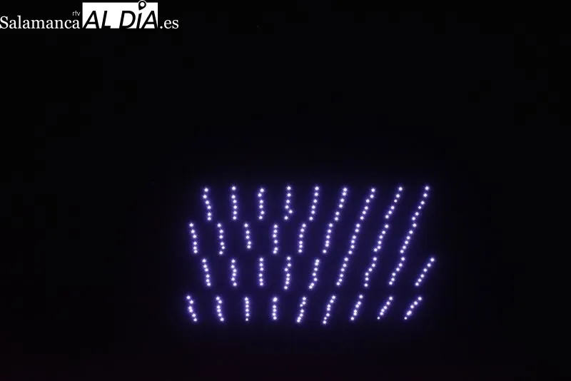 Más de 200 drones crean espectaculares figuras sobre el cielo de Salamanca | FOTOS: Vanesa Martins 