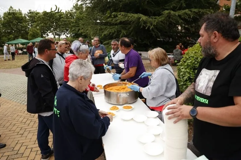 Pizarrales disfruta de una gran comida por sus fiestas patronales | FOTOS: David Sañudo