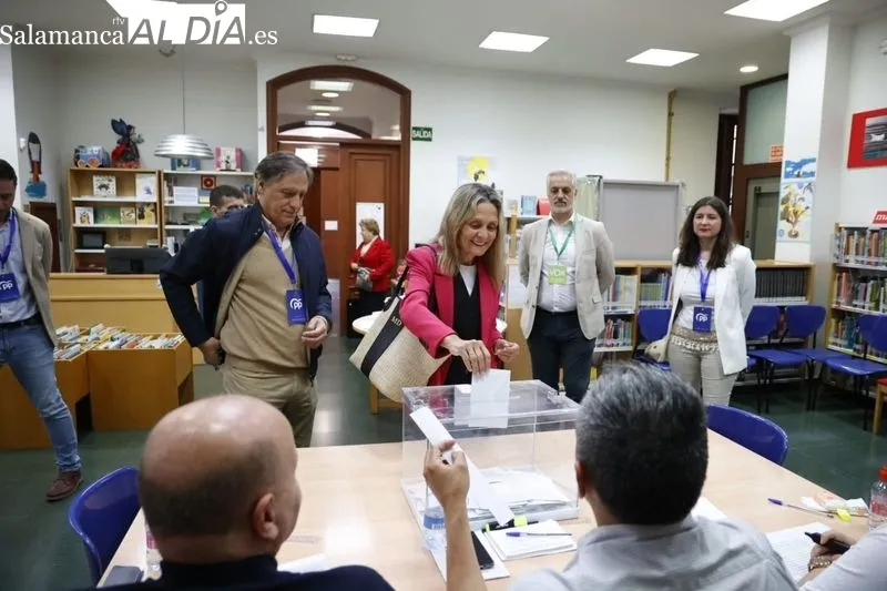 Carlos García Carbayo ejerce su derecho a voto | FOTO: David Sañudo 