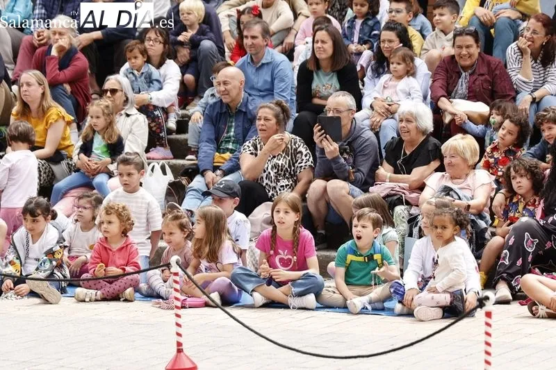 Niños y mayores se divierten con el ‘Circo Lápiz Cabaret’ | FOTOS: David Sañudo