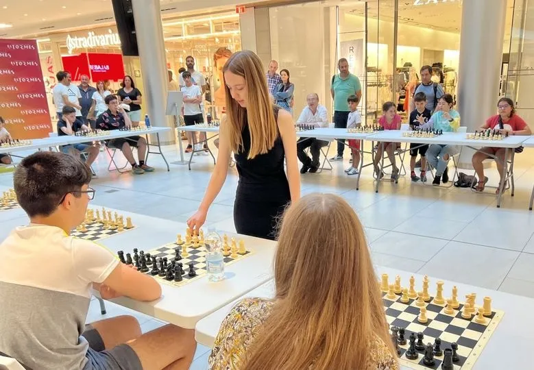 Foto 3 - El Tormes celebra una simult&aacute;nea de ajedrez con Luc&iacute;a S&aacute;nchez Elena