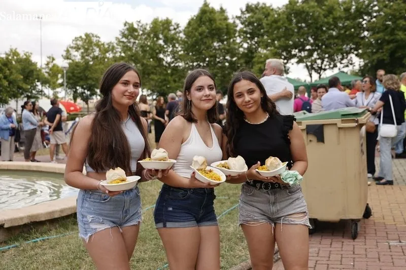Pizarrales disfruta una deliciosa paella por sus fiestas patronales | FOTOS: David Sañudo 