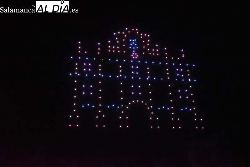 Más de 200 drones crean espectaculares figuras sobre el cielo de Salamanca | FOTOS: Vanesa Martins 
