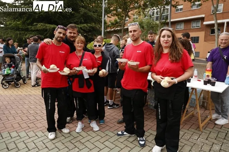 Pizarrales disfruta de una gran comida por sus fiestas patronales | FOTOS: David Sañudo