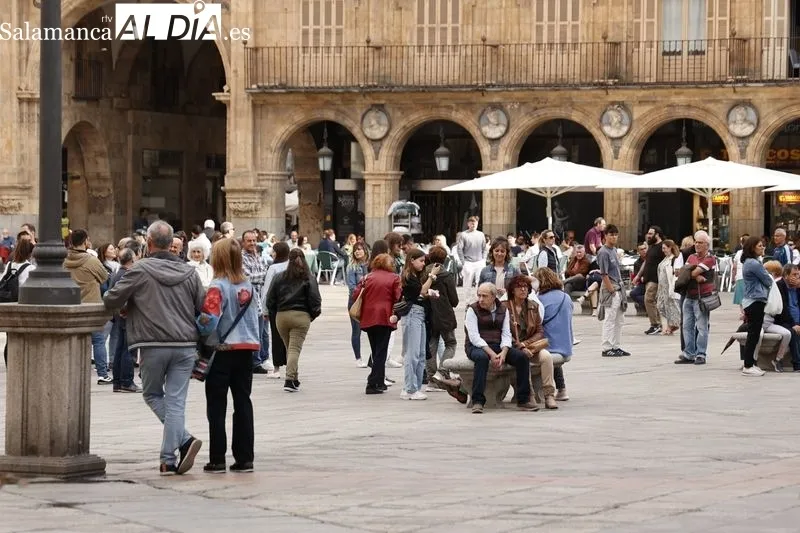Salmantinos y turistas llenan el centro de Salamanca desafiando al tiempo  | FOTOS: David Sañudo