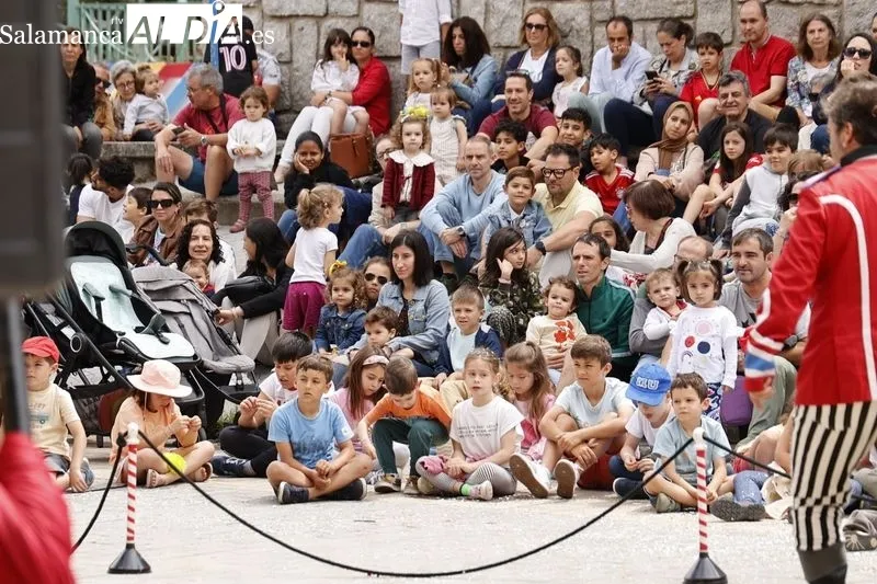 Niños y mayores se divierten con el ‘Circo Lápiz Cabaret’ | FOTOS: David Sañudo