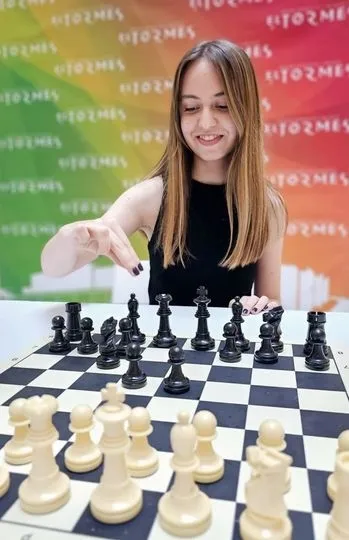 Foto 2 - El Tormes celebra una simult&aacute;nea de ajedrez con Luc&iacute;a S&aacute;nchez Elena