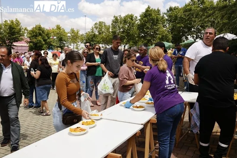 Pizarrales disfruta una deliciosa paella por sus fiestas patronales | FOTOS: David Sañudo 