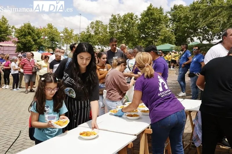 Pizarrales disfruta una deliciosa paella por sus fiestas patronales | FOTOS: David Sañudo 