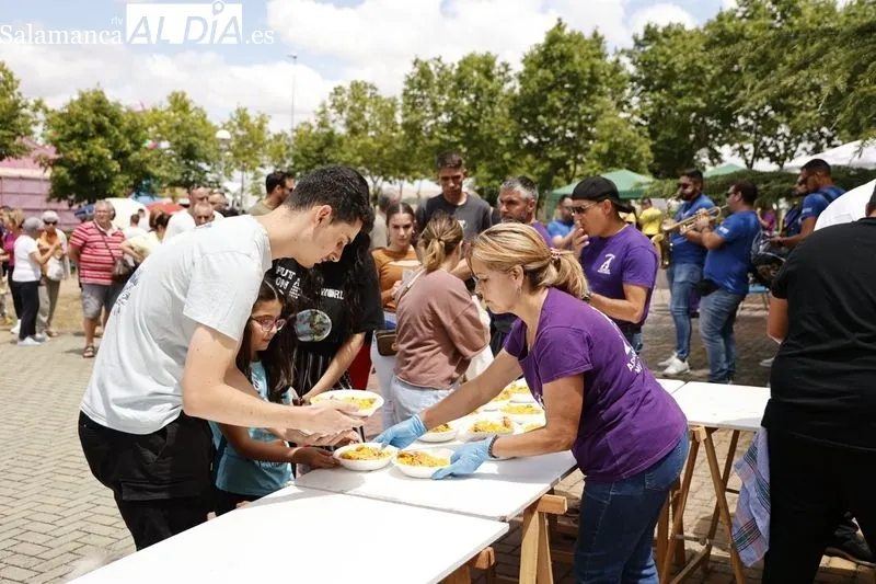 Pizarrales disfruta una deliciosa paella por sus fiestas patronales | FOTOS: David Sañudo 