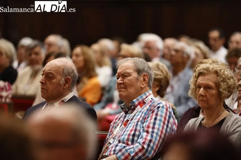 Emotivo reconocimiento a la trayectoria universitaria de la presidenta de honor de Alumni-USAL, Ángela Calvo Redondo | FOTOS: David Sañudo 