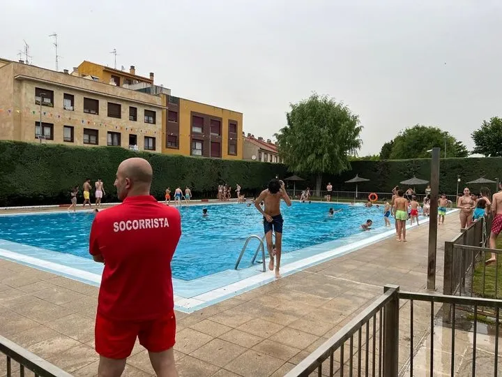 Foto 3 - Ya est&aacute;n abiertas las piscinas municipales de Carbajosa