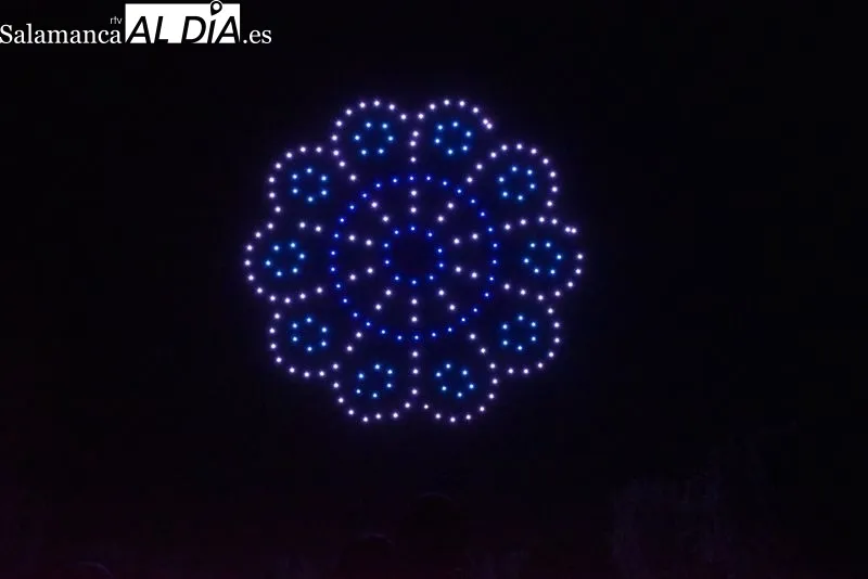 Más de 200 drones crean espectaculares figuras sobre el cielo de Salamanca | FOTOS: Vanesa Martins 