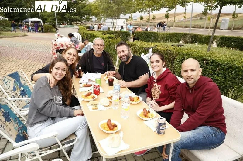 Pizarrales disfruta de una gran comida por sus fiestas patronales | FOTOS: David Sañudo