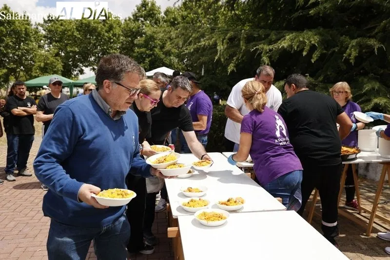 Pizarrales disfruta una deliciosa paella por sus fiestas patronales | FOTOS: David Sañudo 