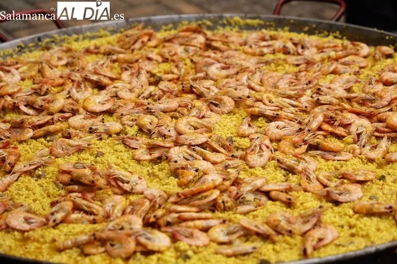 Pizarrales disfruta una deliciosa paella por sus fiestas patronales | FOTOS: David Sañudo 