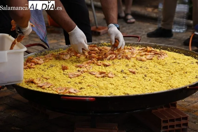 Pizarrales disfruta una deliciosa paella por sus fiestas patronales | FOTOS: David Sañudo 