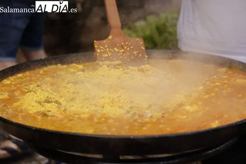 Pizarrales disfruta una deliciosa paella por sus fiestas patronales | FOTOS: David Sañudo 
