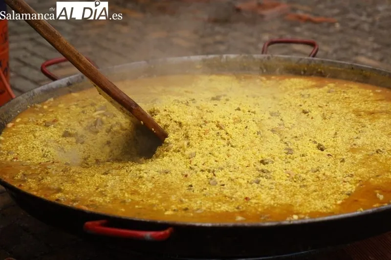 Pizarrales disfruta una deliciosa paella por sus fiestas patronales | FOTOS: David Sañudo 