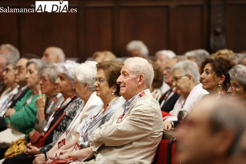 Emotivo reconocimiento a la trayectoria universitaria de la presidenta de honor de Alumni-USAL, Ángela Calvo Redondo | FOTOS: David Sañudo 
