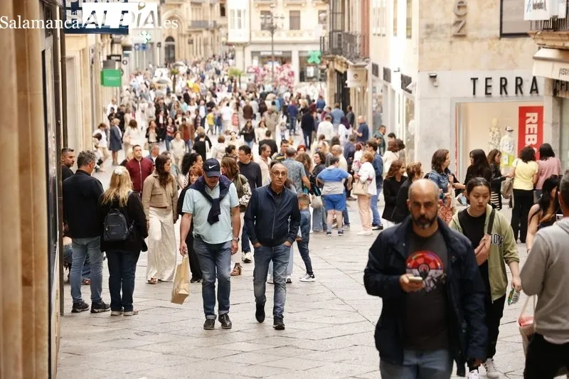 Salmantinos y turistas llenan el centro de Salamanca desafiando al tiempo  | FOTOS: David Sañudo