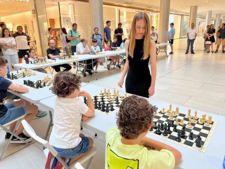 Foto 5 - El Tormes celebra una simult&aacute;nea de ajedrez con Luc&iacute;a S&aacute;nchez Elena