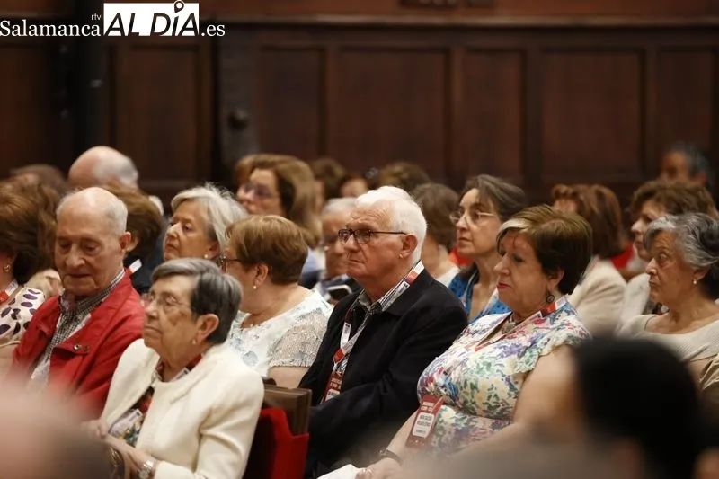 Emotivo reconocimiento a la trayectoria universitaria de la presidenta de honor de Alumni-USAL, Ángela Calvo Redondo | FOTOS: David Sañudo 