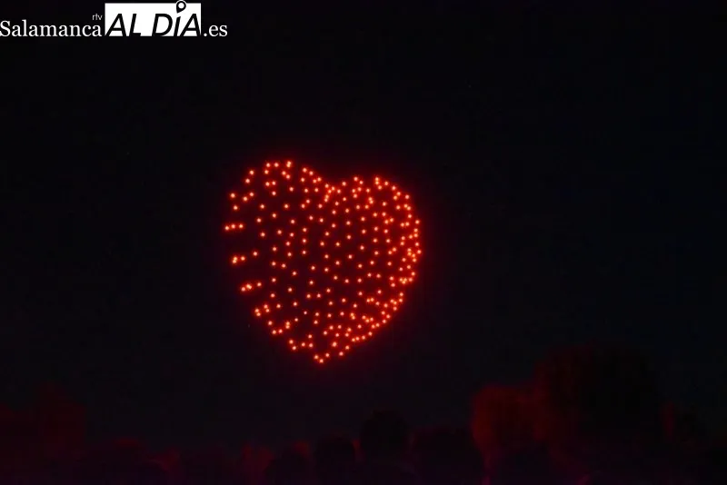 Más de 200 drones crean espectaculares figuras sobre el cielo de Salamanca | FOTOS: Vanesa Martins 