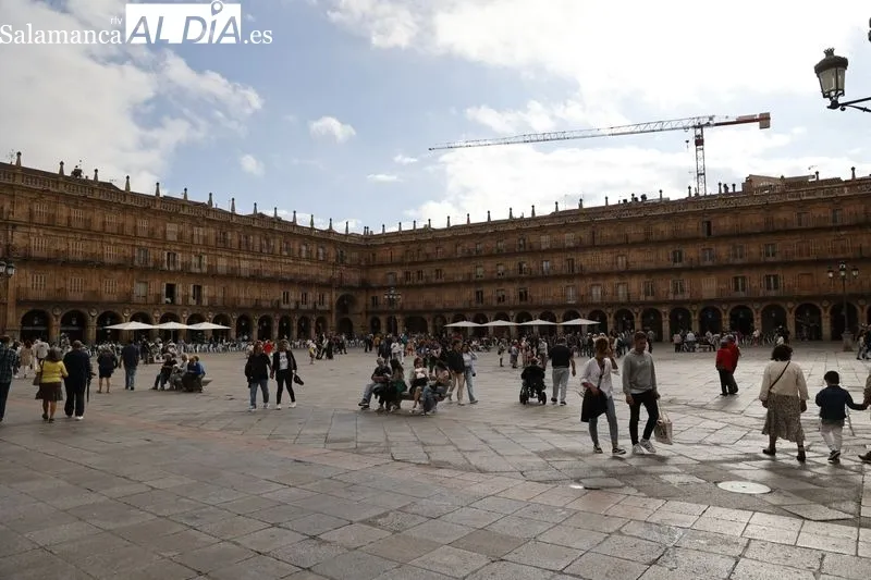 Salmantinos y turistas llenan el centro de Salamanca desafiando al tiempo  | FOTOS: David Sañudo