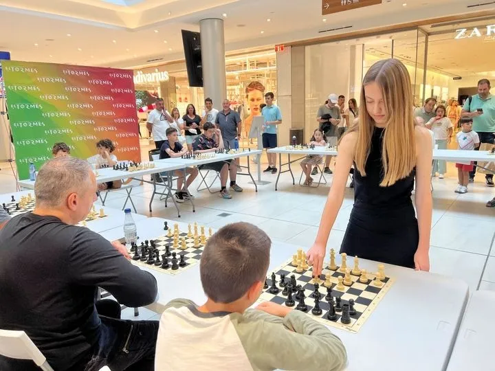 Foto 6 - El Tormes celebra una simult&aacute;nea de ajedrez con Luc&iacute;a S&aacute;nchez Elena