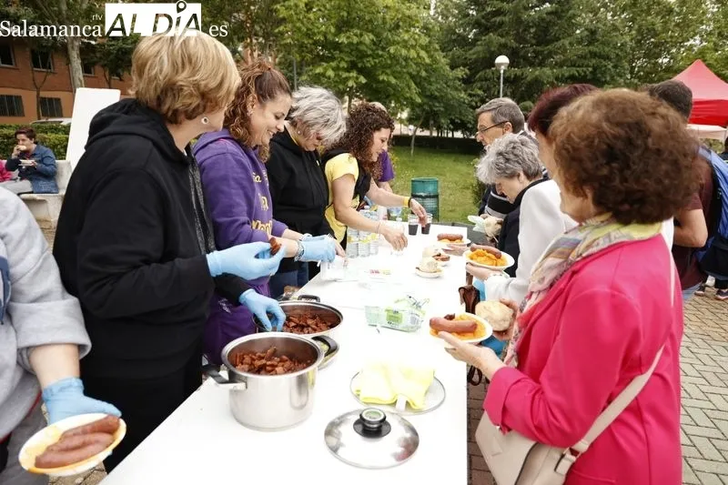 Pizarrales disfruta de una gran comida por sus fiestas patronales | FOTOS: David Sañudo