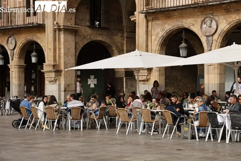 Salmantinos y turistas llenan el centro de Salamanca desafiando al tiempo  | FOTOS: David Sañudo