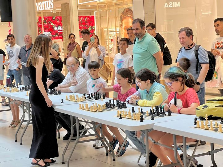 El Tormes celebra una simultánea de ajedrez con Lucía Sánchez Elena