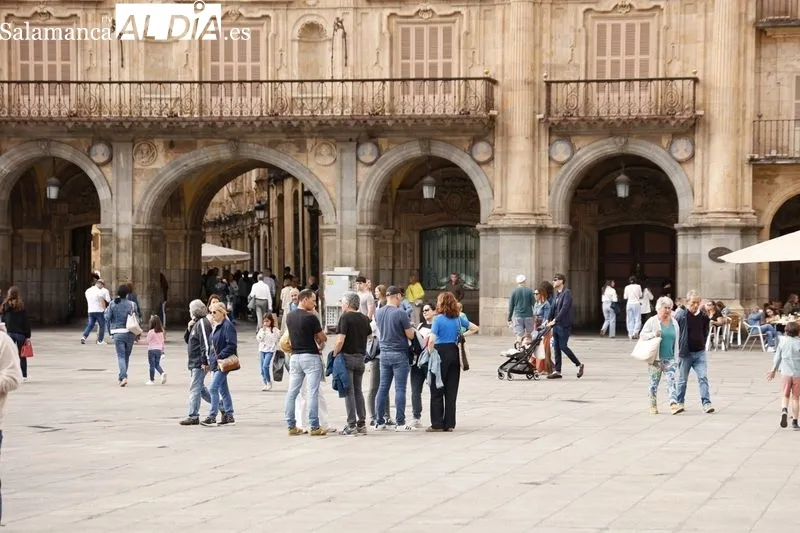 Salmantinos y turistas llenan el centro de Salamanca desafiando al tiempo  | FOTOS: David Sañudo