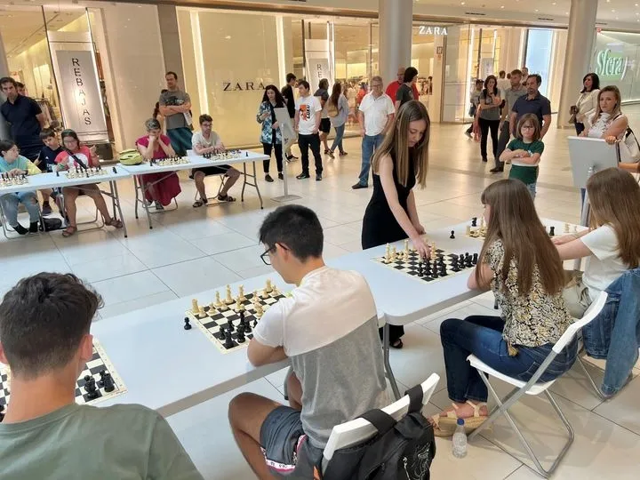Foto 7 - El Tormes celebra una simult&aacute;nea de ajedrez con Luc&iacute;a S&aacute;nchez Elena