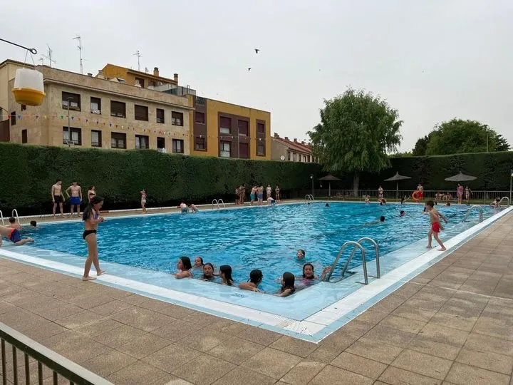 Foto 8 - Ya est&aacute;n abiertas las piscinas municipales de Carbajosa